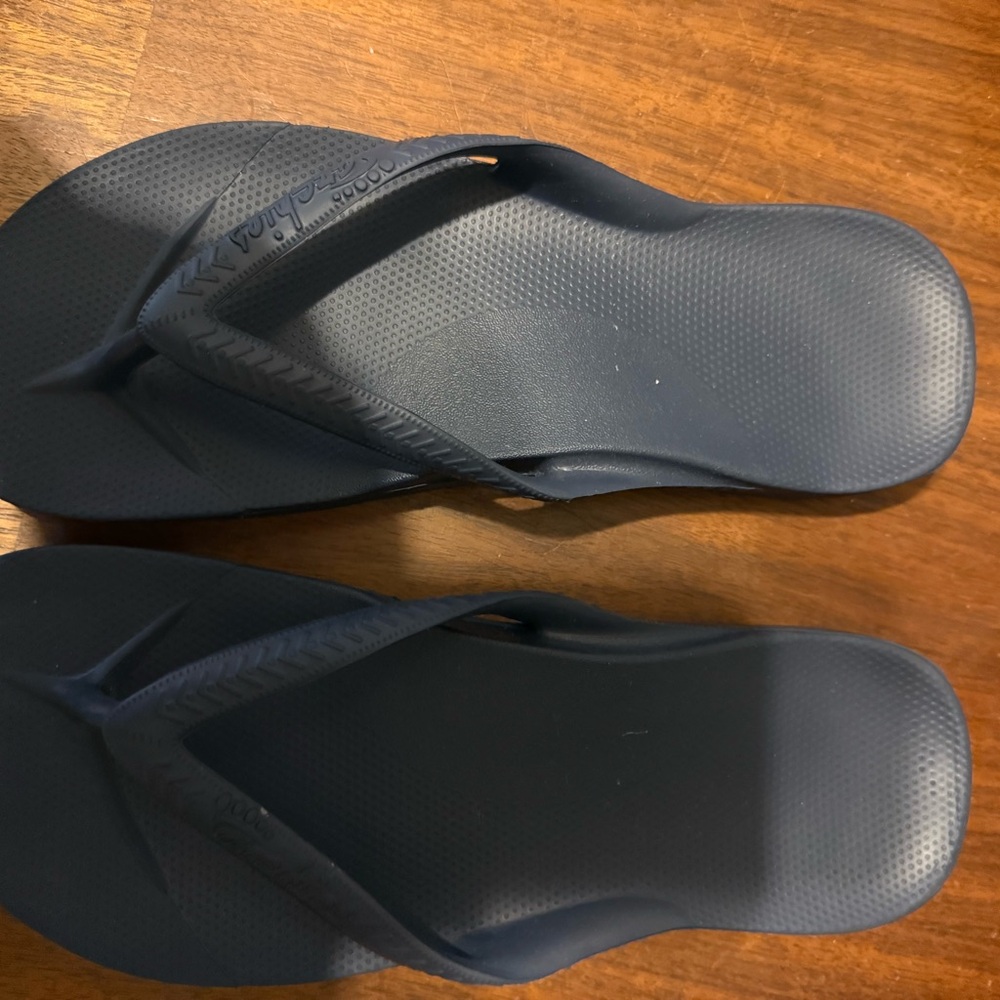 Archie’s Navy Flip-Flop Sandals